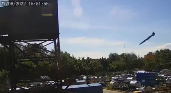 Stunning video shows the moment a Russian missile hit a shopping center in Ukraine - News
