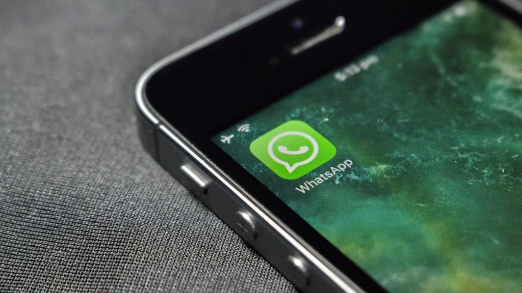 WhatsApp launches the feature to approve people in groups