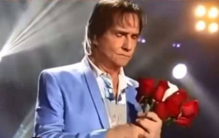A new video shows Roberto Carlos upset when distributing flowers at a performance