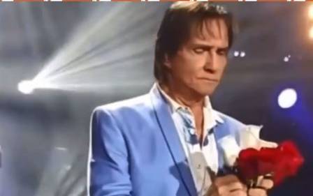 A new video shows Roberto Carlos upset when distributing flowers at a performance
